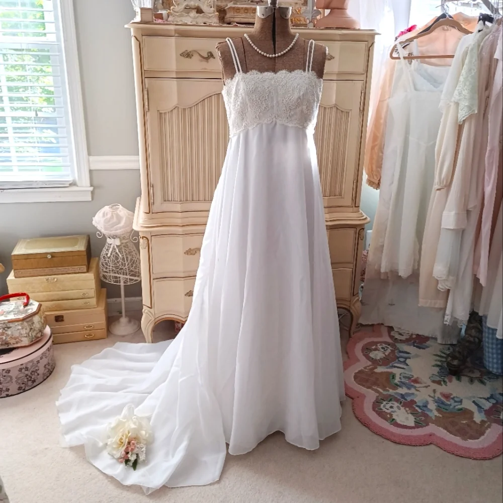 GORGEOUS 1990S "BIANCHI" CRISP WHITE CHIFFON WEDDING GOWN W/ LACE JACKET & VEIL! - Picture 8 of 16